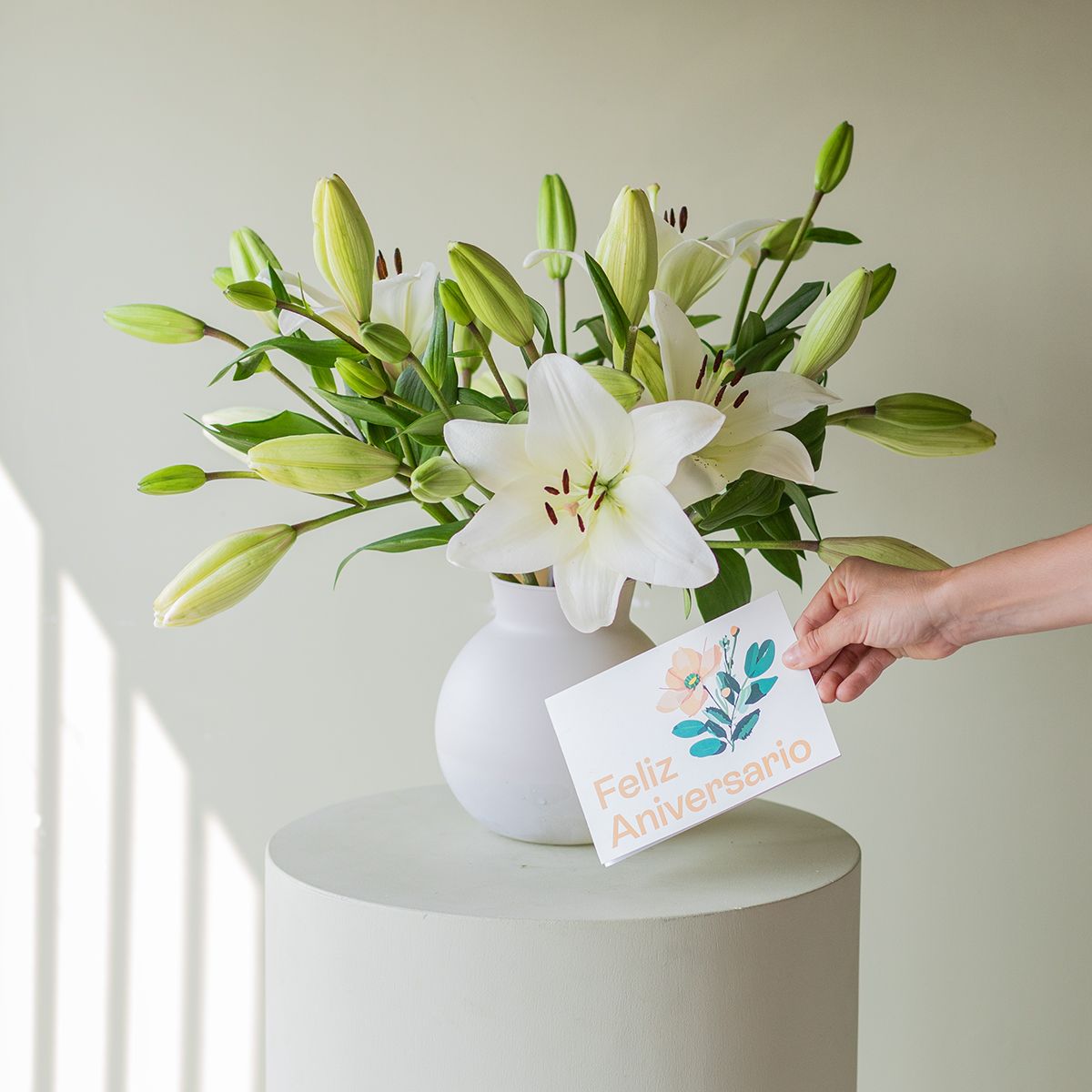Pack Feliz Aniversario: Lirios con Jarrón y Tarjeta