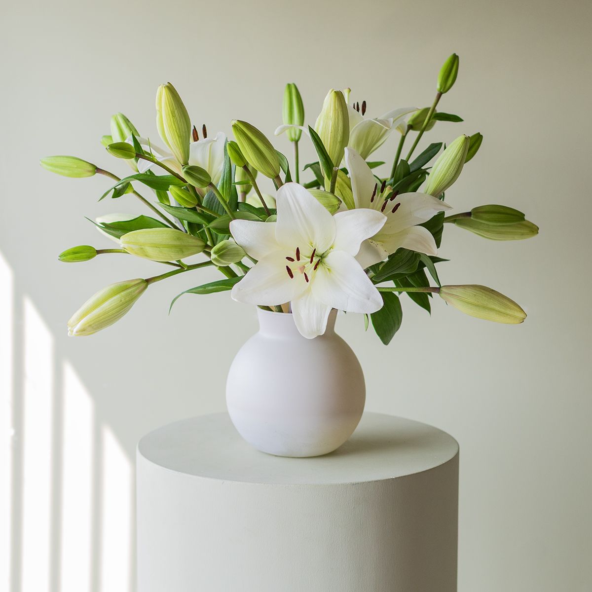 Pack Feliz Aniversario: Lirios con Jarrón y Tarjeta