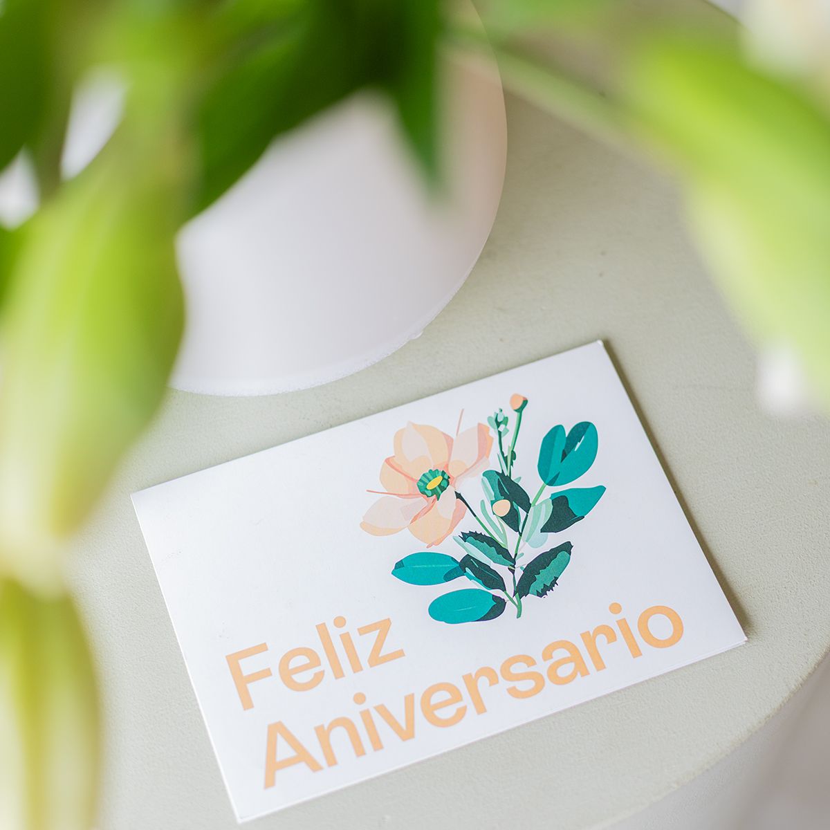 Pack Feliz Aniversario: Lirios con Jarrón y Tarjeta