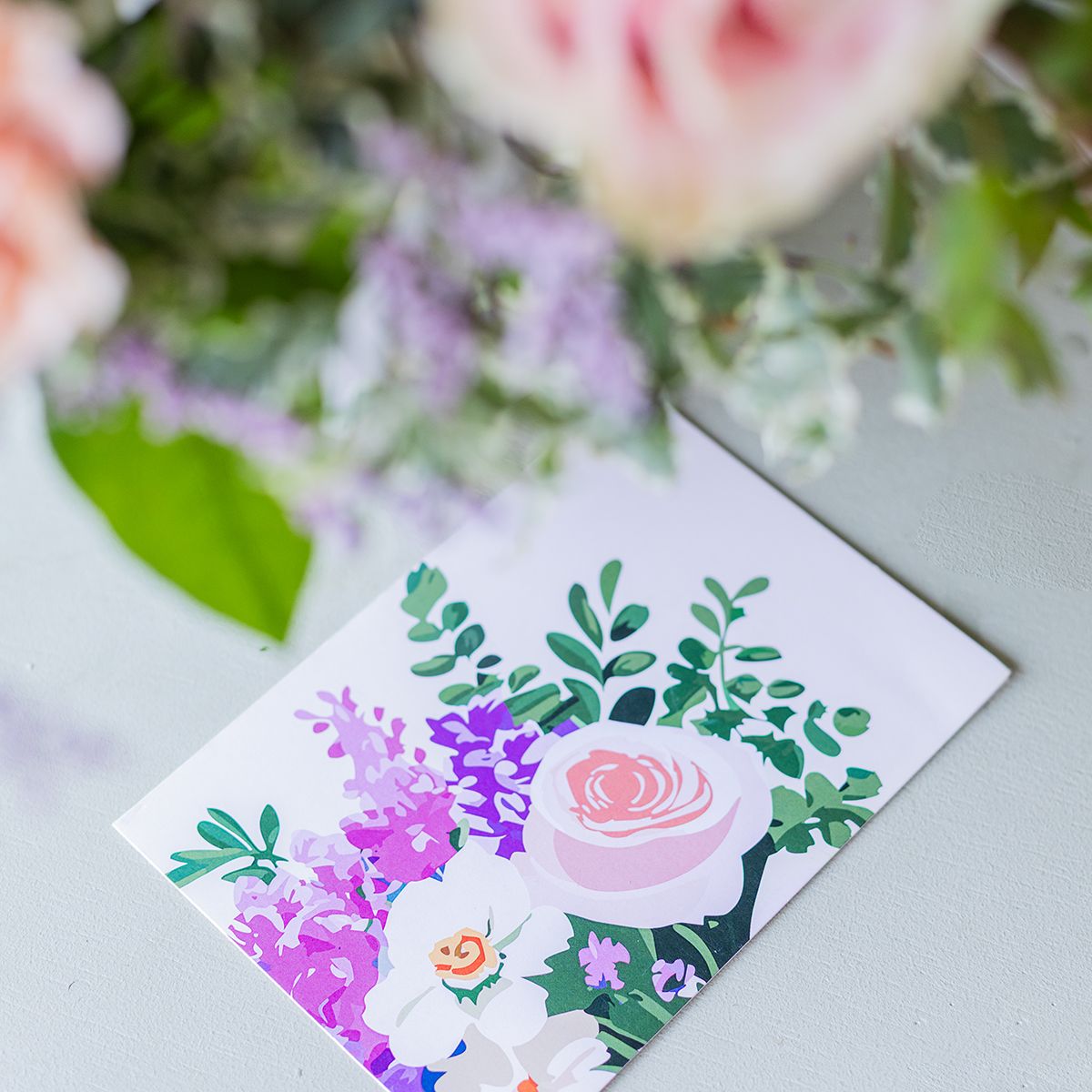 pack floral: Arreglo, envoltorio y tarjeta. 