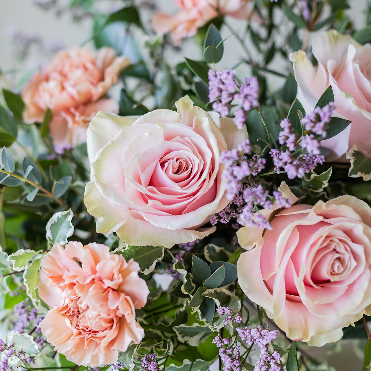 pack floral: Arreglo, envoltorio y tarjeta. 