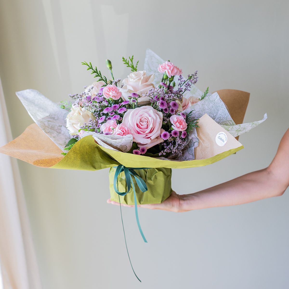 pack floral: Arreglo, envoltorio y tarjeta. 